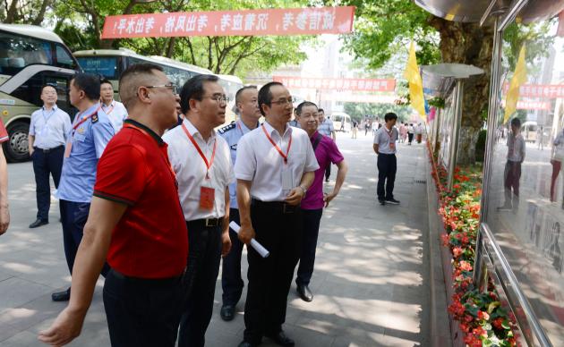 龙校长向韩书记汇报双流中学的办学特色及成绩