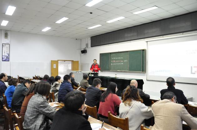 棠湖中学孟海军老师做专题发言