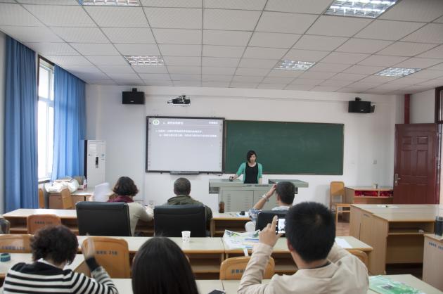 杨漪老师作报告