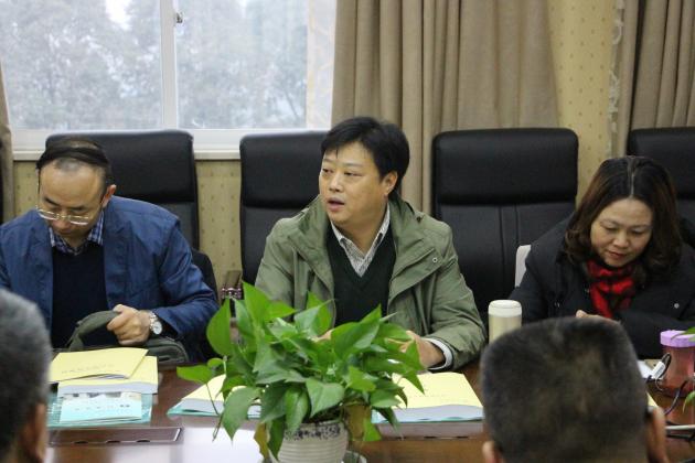 中国教育学会项目办领导郭峻弛主持会议