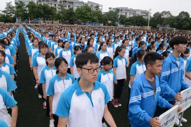  学生队列整齐