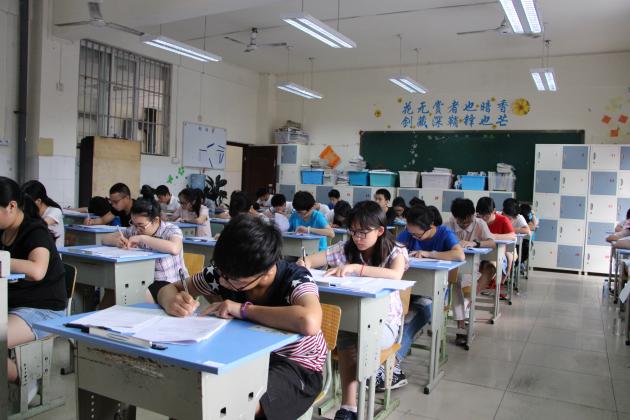 考场内考生在认真答题