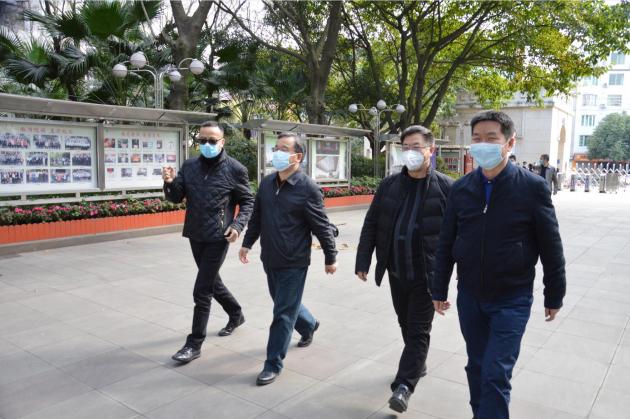 双流区委书记韩轶（左二）到双流中学督导