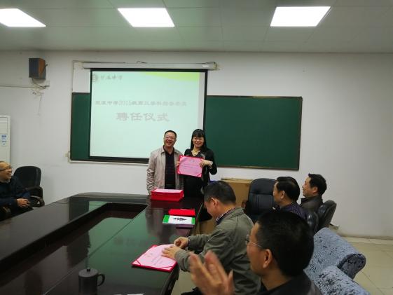 龙校长给冯中惠老师颁发聘书