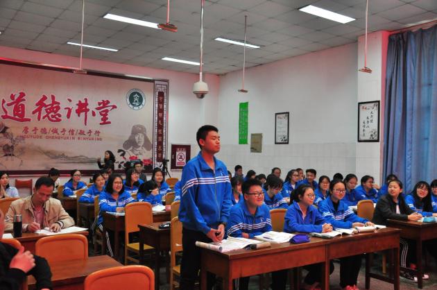 学生积极发言