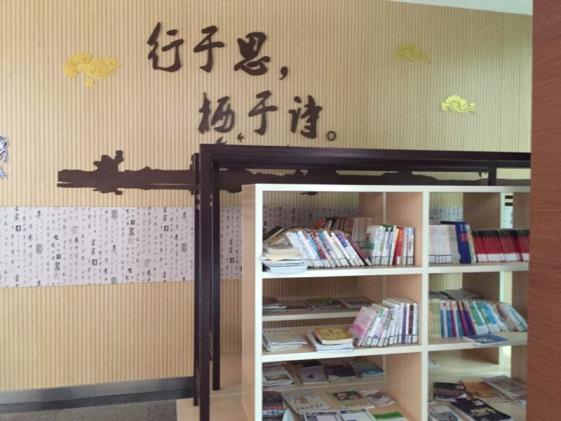 天一中学楼角书屋