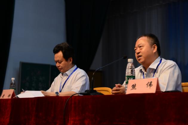 熊伟校长和黄钟副校长在家长咨询会上讲话