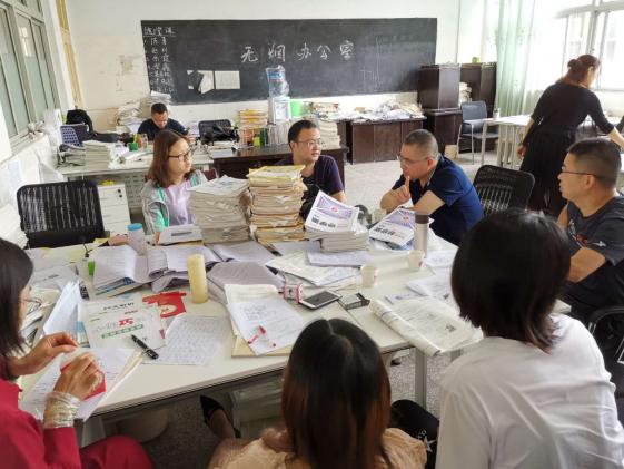刘建明与老师深入交流