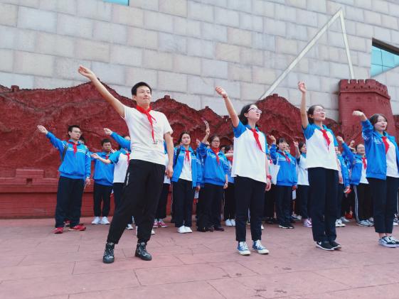 郑鹏老师和同学们一起歌唱