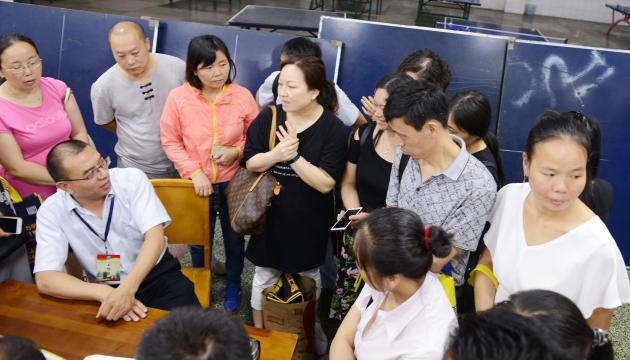 刘华老师与家长深入交流