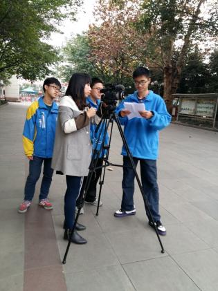 “校园微电影欣赏与制作”课程中，教师张茜指导学生们进行实践拍摄