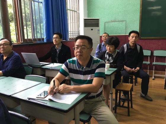 龙清明校长和专家一起听课