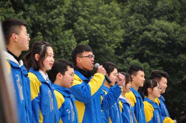 高一高二的学生代表为高三学长学姐们送上祝福