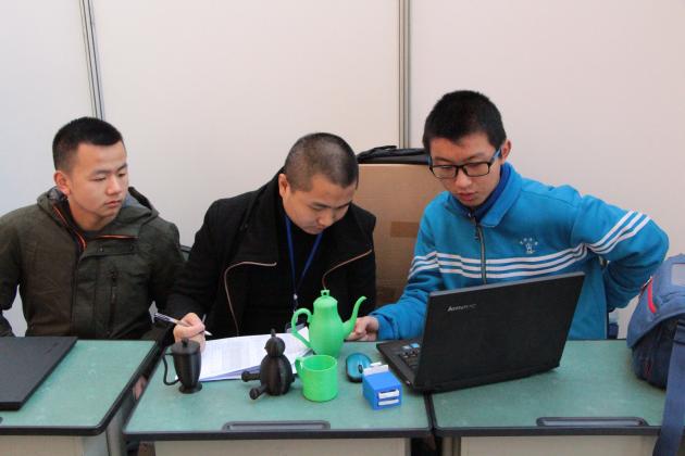 熊科浩同学为评委老师展示作品