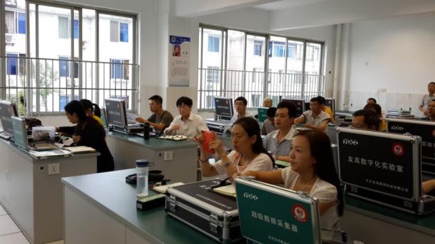物理组教师认真参与培训