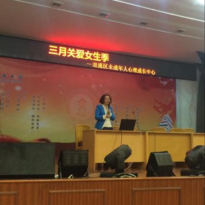 陈丽萍老师热情地演讲