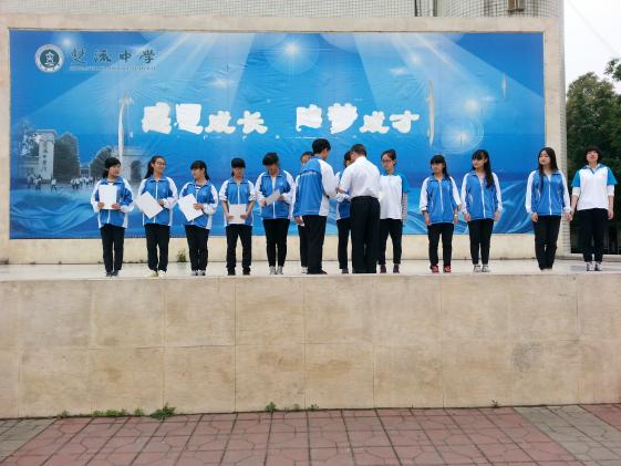 熊校长为获奖学生颁奖