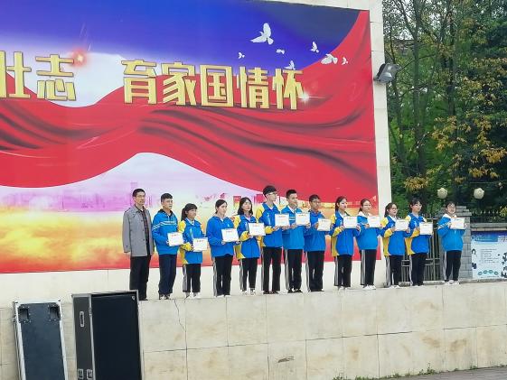 向书记为获奖学生颁发奖状