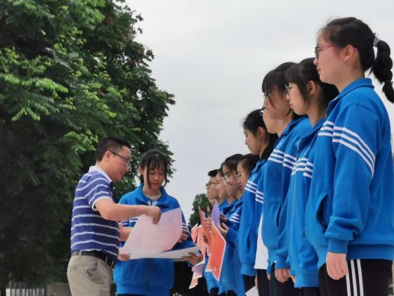 彭主任为获奖班级颁奖