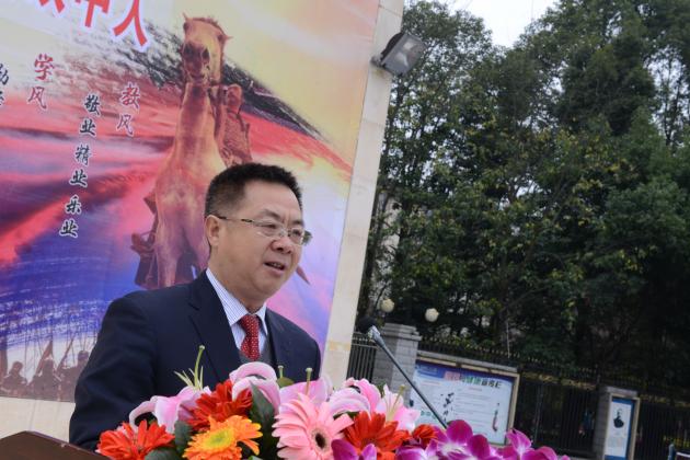 双流中学全面主持校务工作的龙清明副校长发言