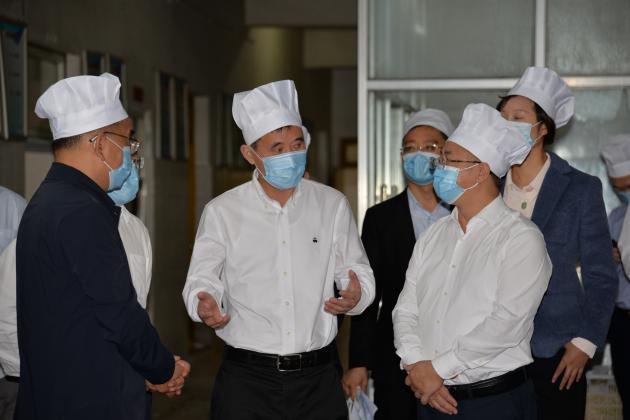 李德龙主席视察双流中学食堂