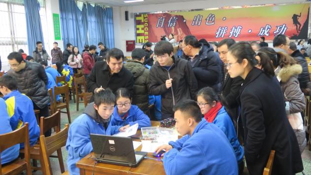 在实验环节，听课教师围观同学操作