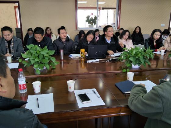郝碧娅老师主持会议