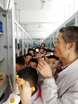  老师给小朋友们介绍实验器材
