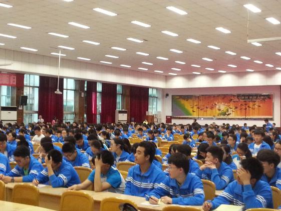同学位认真聆听