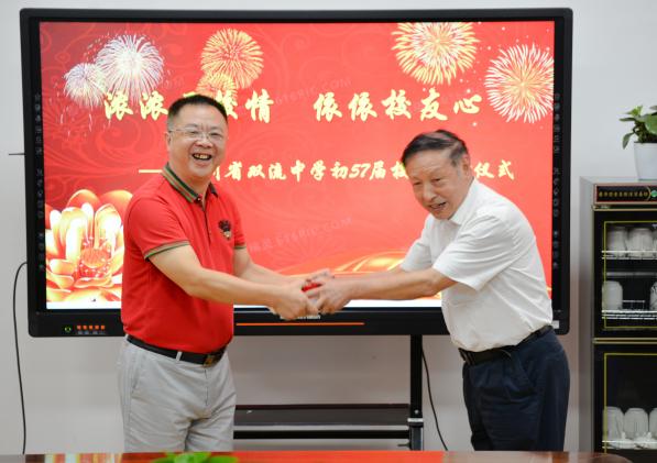 双流中学校友陈激为学校捐赠物品