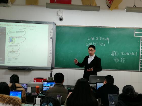培训教师耐心示范