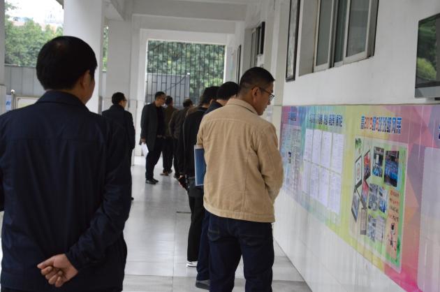 考察团老师们被双中的走廊文化所吸引