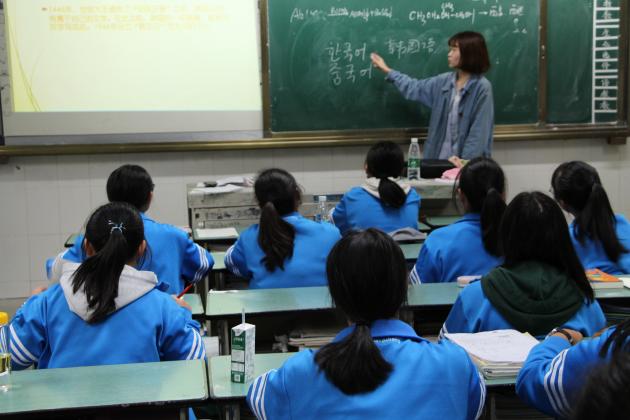 学生一丝不苟的听课
