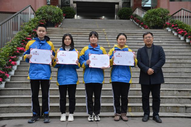 龙清明校长与获奖同学合影