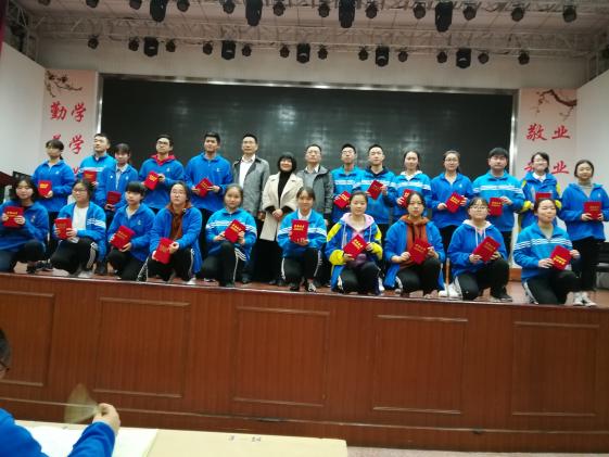 向发友副书记为优秀学生干部颁奖