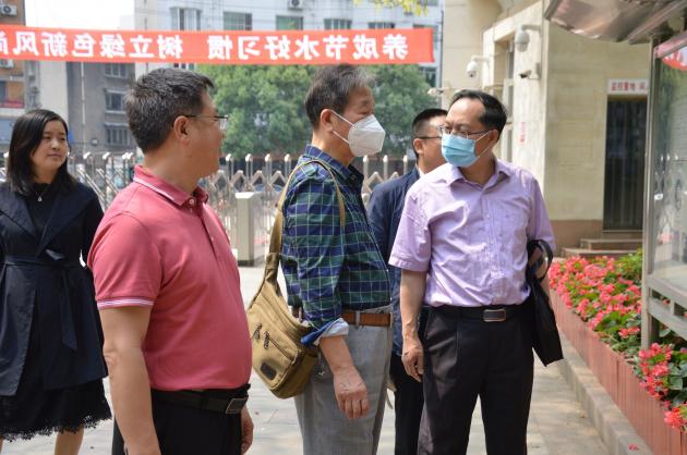 何开四主席一行了解学校历史 