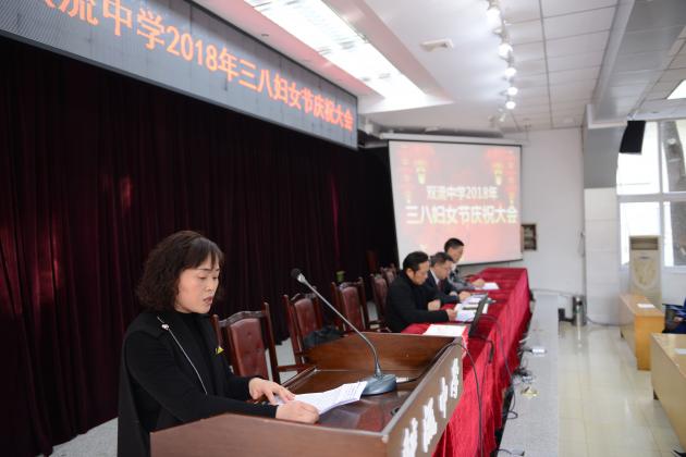 后勤职工代表唐会群老师发言