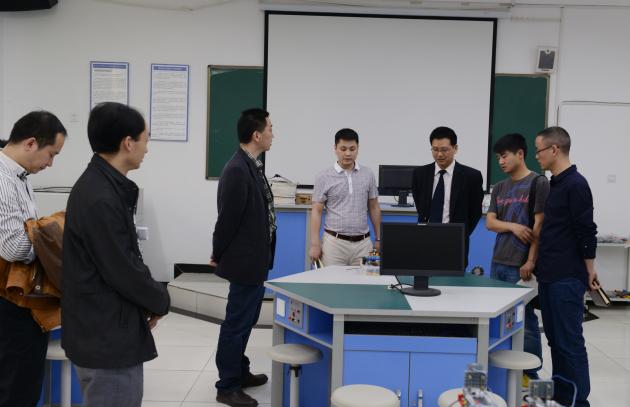 参观通用技术实验室建设