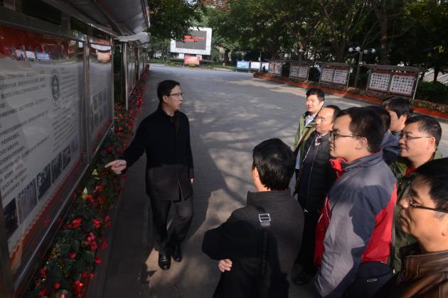 李主任带领老师们参观学校