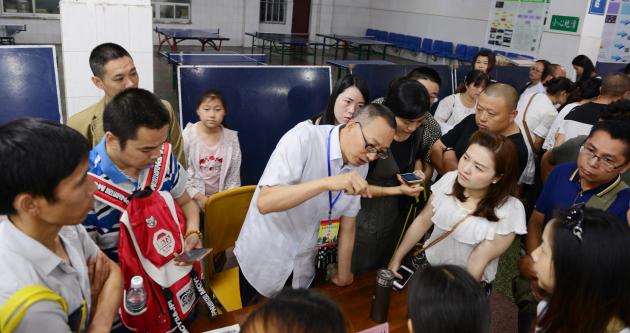 杨朝军老师与家长深入交流