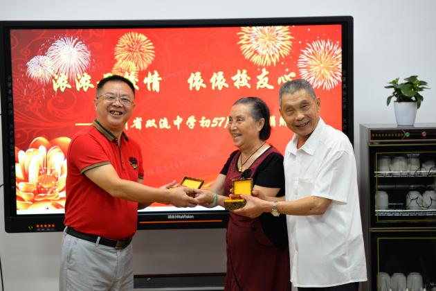 双流中学校友为学校捐赠物品
