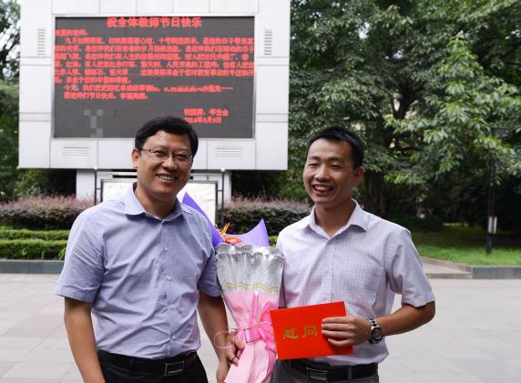 双流县教育局局长刘伟教师节亲切慰问双中教师