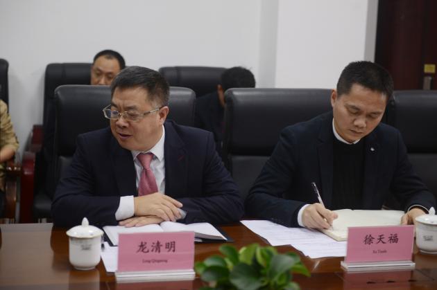 龙清明校长致欢迎辞
