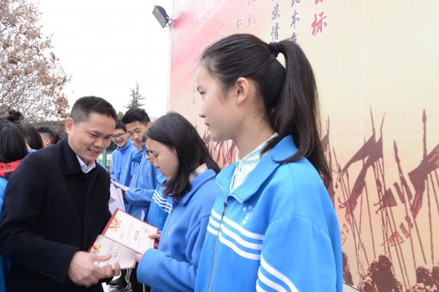 双流中学副校长徐天福给学生颁发奖状