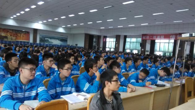 学生专心听讲