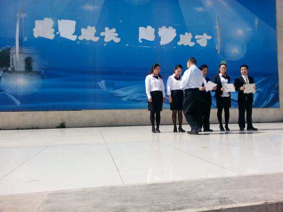 熊伟校长为优秀指导老师颁发荣誉证书