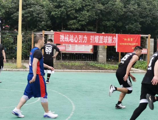 场上顽强拼搏