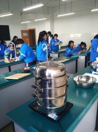 陈维老师开设的选修课《营养与健康》