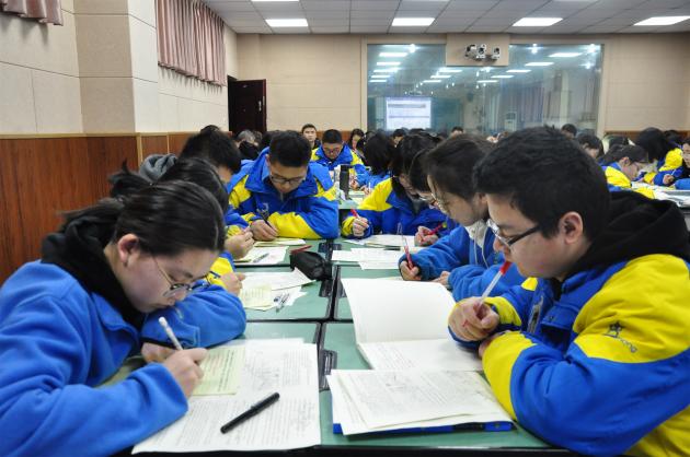 学生自主作答