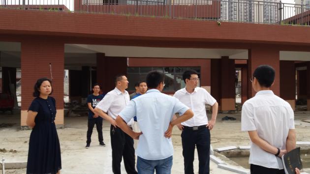 视察教学楼